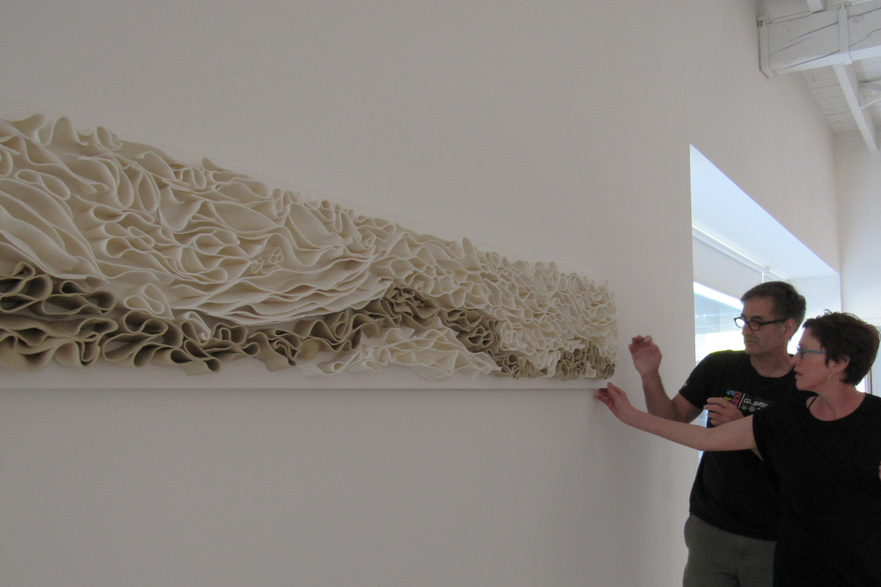 Outopia, Bas-relief en céramique et bois, 28 cm X 244 cmSylvie Schueler © 2017